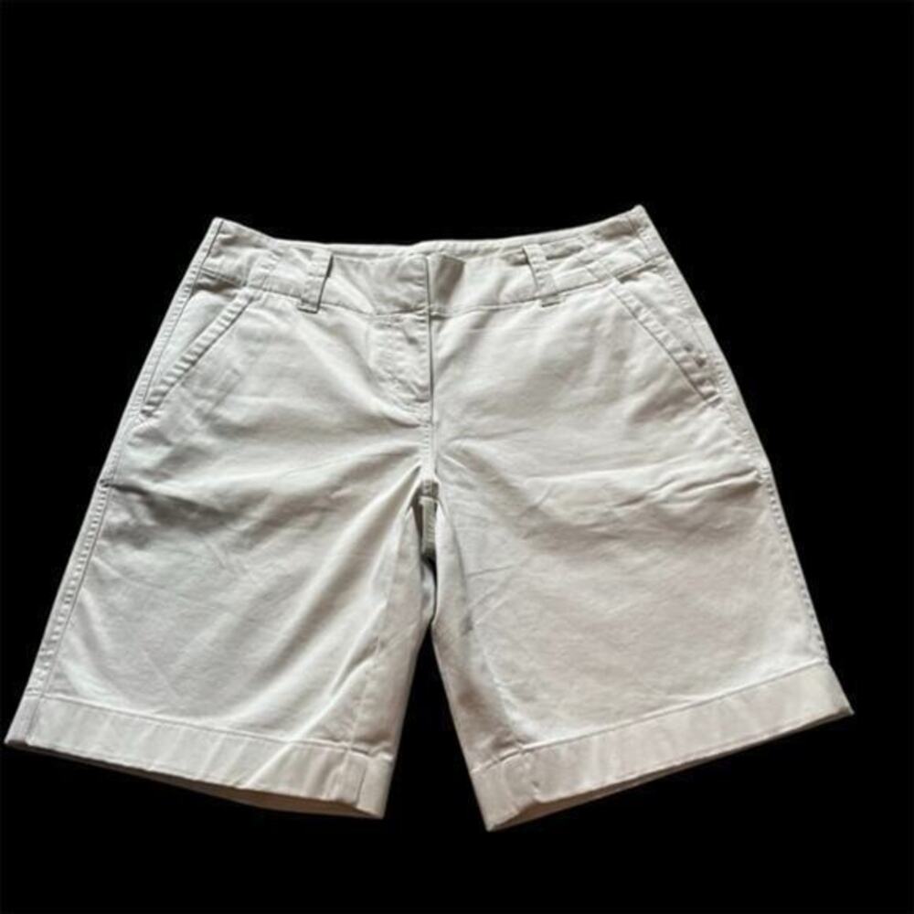 Vineyard vines cream colored cargo shorts